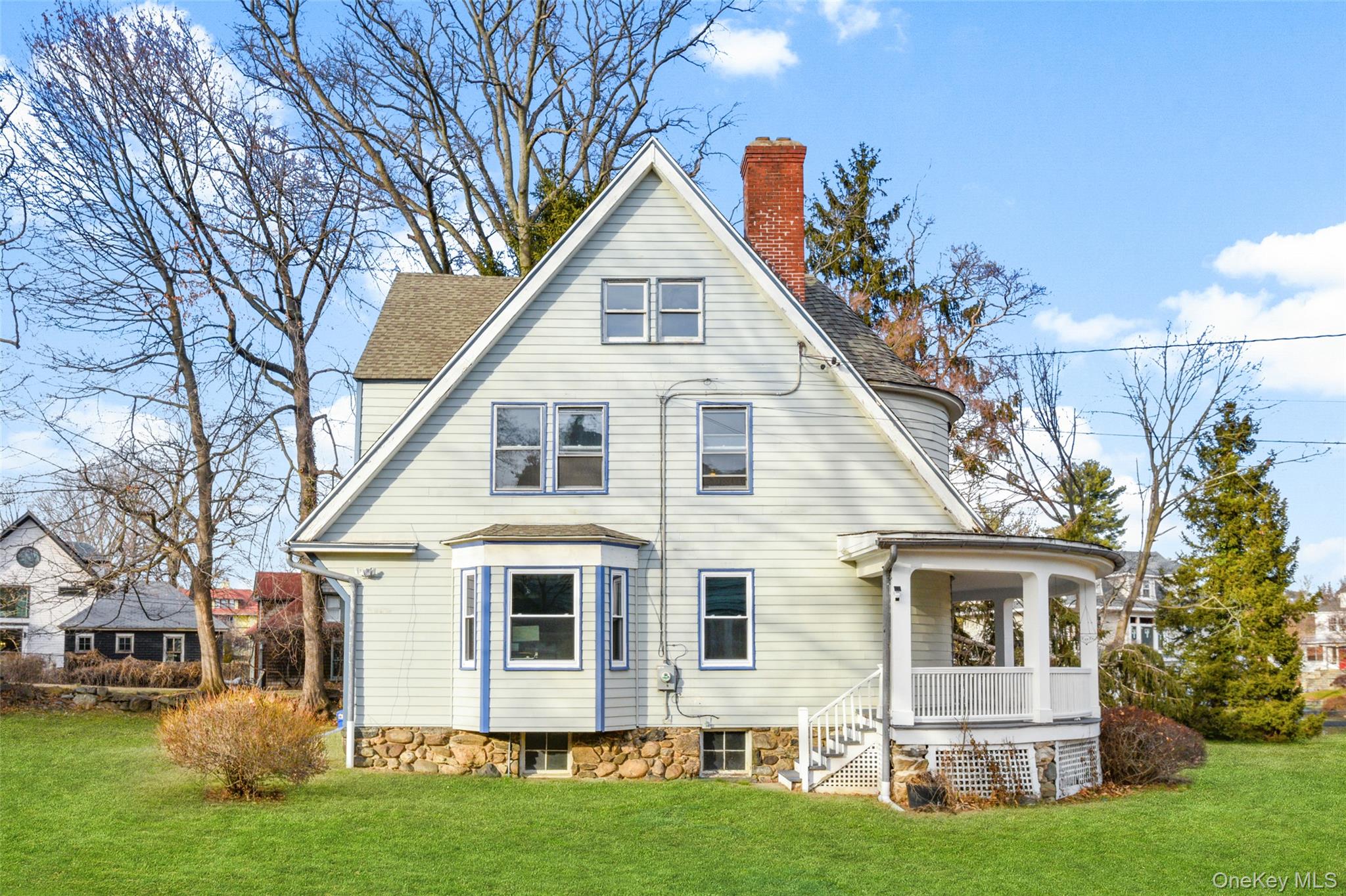 8 The Serpentine New Rochelle, NY 10801 - Photo 3 of 47 This is actually the side of the home.