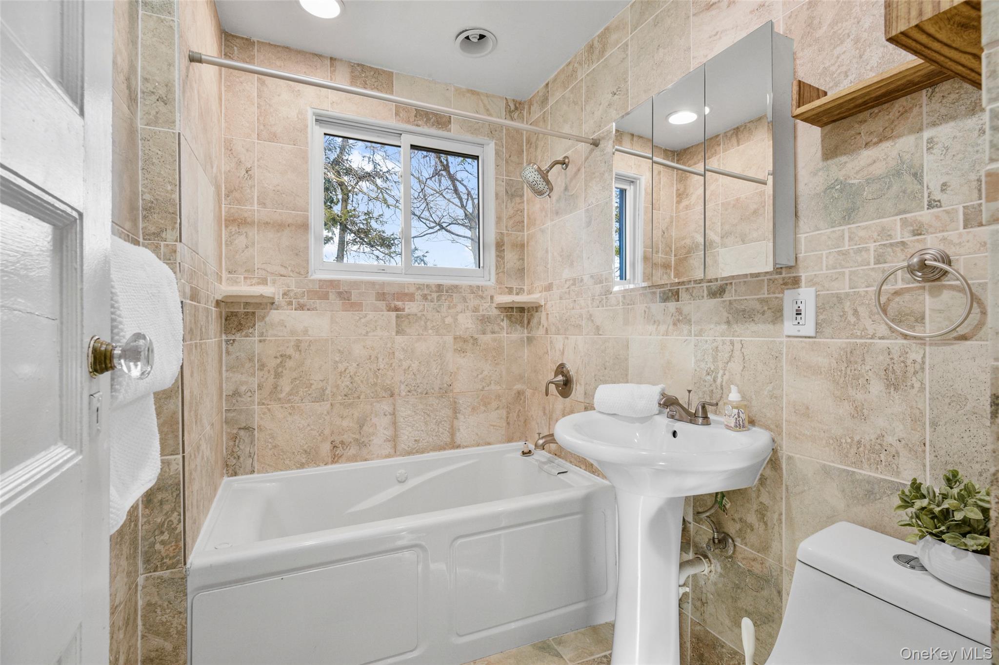 8 The Serpentine New Rochelle, NY 10801 - Photo 31 of 47 Second floor hall bathroom