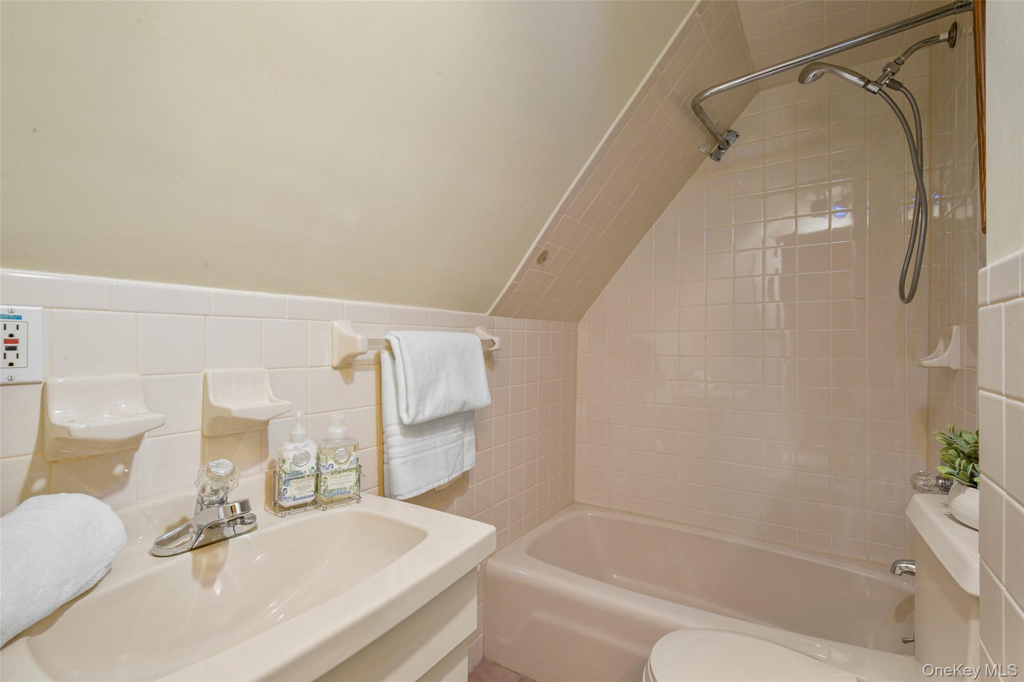 8 The Serpentine New Rochelle, NY 10801 - Photo 39 of 47 third floor bathroom