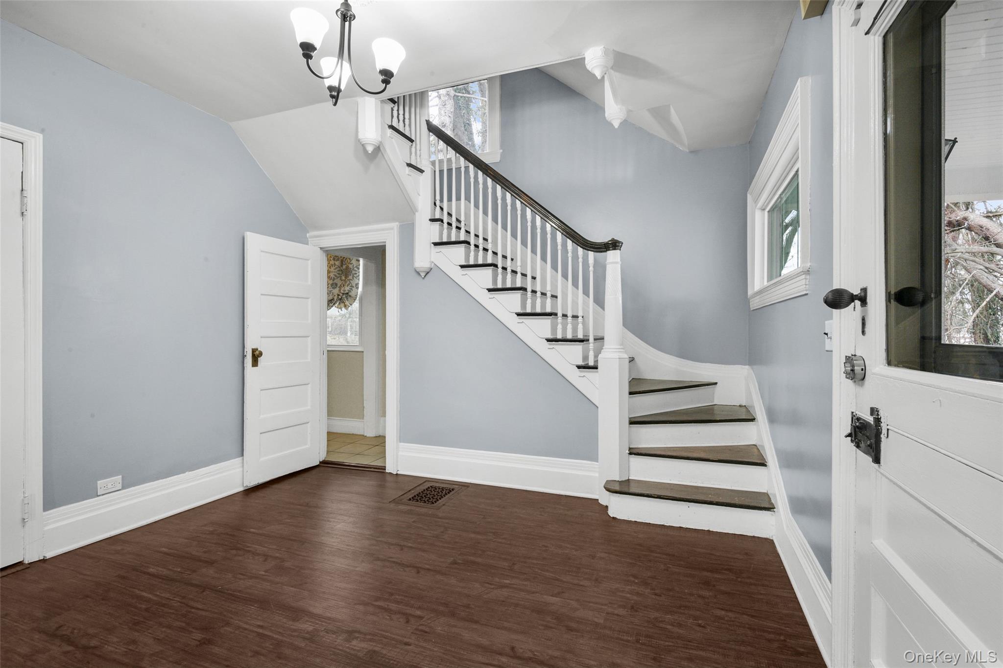 8 The Serpentine New Rochelle, NY 10801 - Photo 7 of 47 The entrance foyer