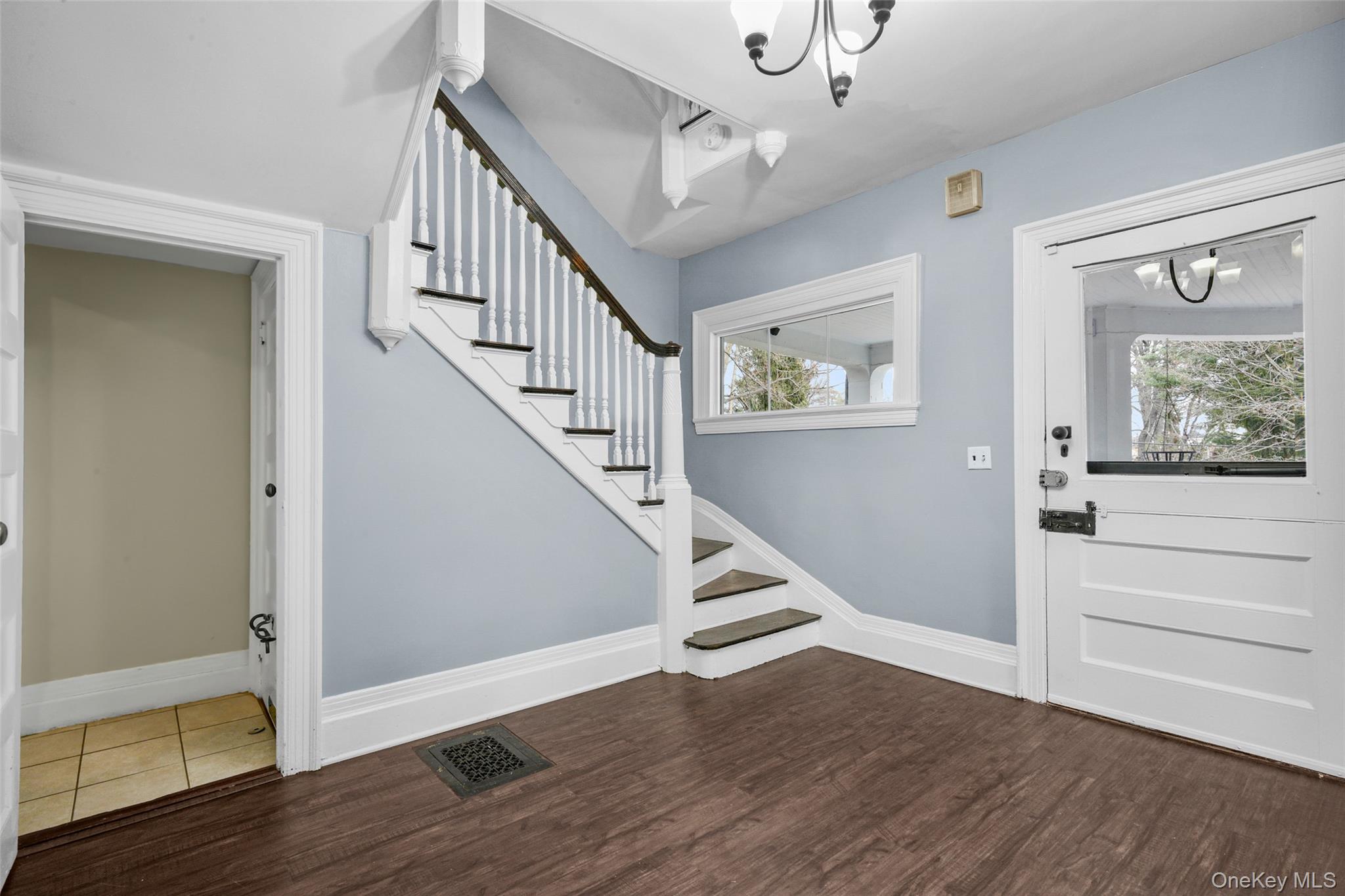 8 The Serpentine New Rochelle, NY 10801 - Photo 9 of 47 the entrance foyer