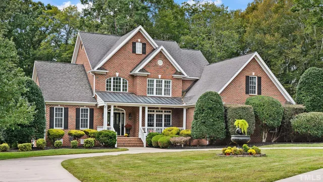 a view of a yard in front of house