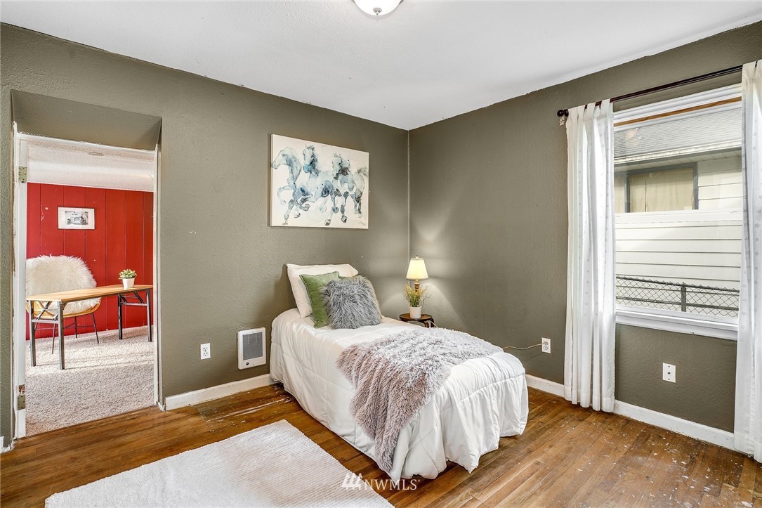 6230 Rockefeller Avenue Everett, WA 98203 - Photo 14 of 28 a bedroom with a bed and a painting on the wall