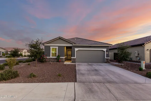 a view of a house with backyard and garden