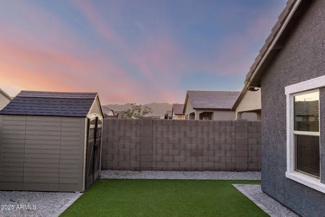 a view of a backyard