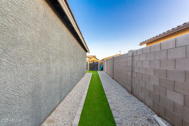 a view of a pathway with a pathway