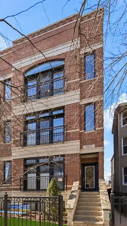 $750,000 | 3822 North Damen Avenue, Unit 3, Chicago, IL 60618