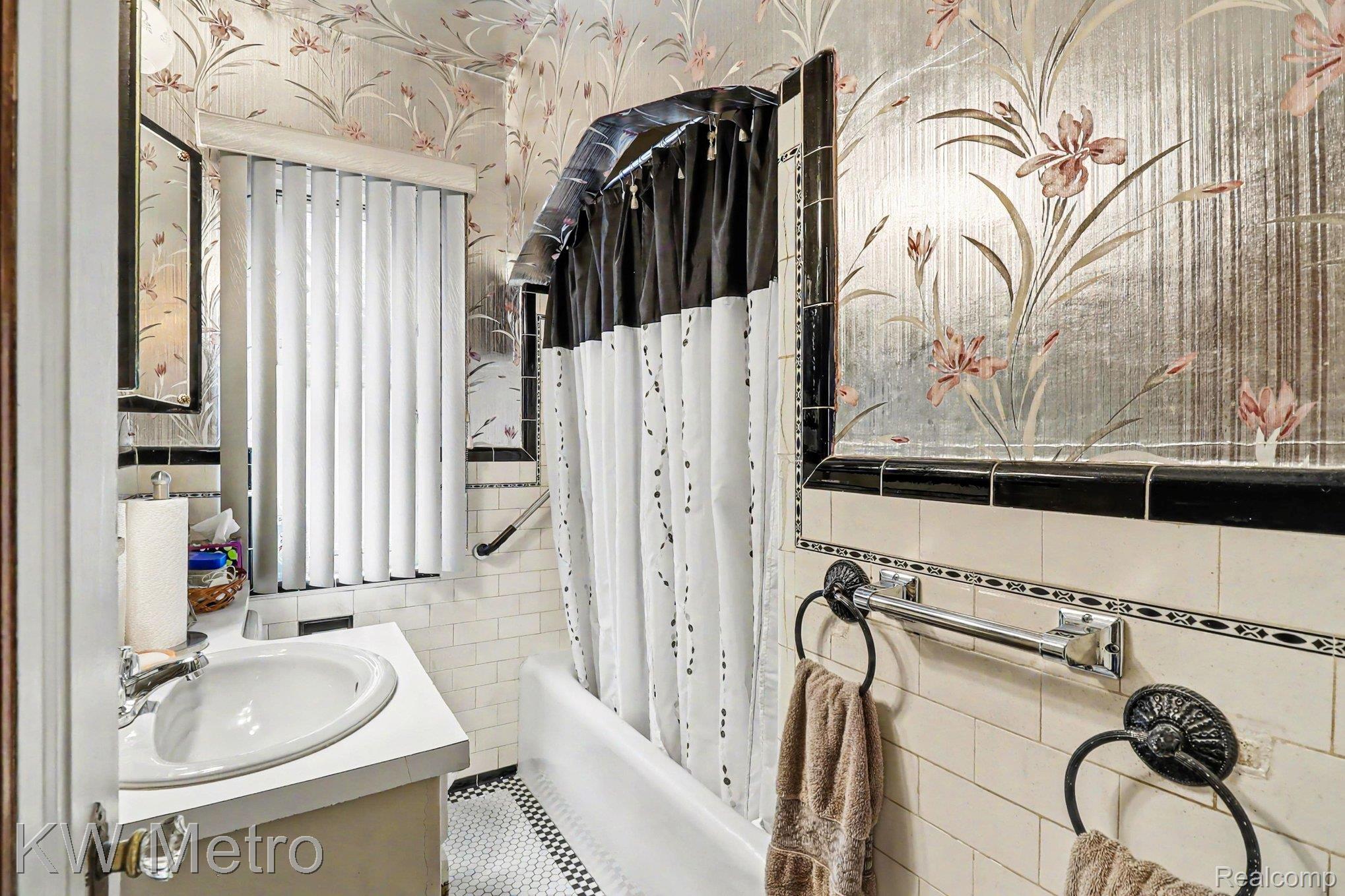 9116 Meyers Road Detroit, MI 48228 - Photo 15 of 17 Bathroom