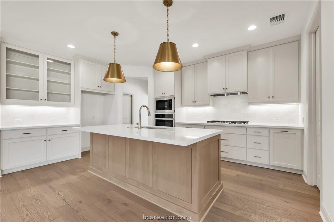 5084 Acadia Loop Bryan, TX 77802 - Photo 9 of 31 Photos depict previously completed Emma home. Selections and finishes may vary; please contact an RNL sales team for the latest information on this home.