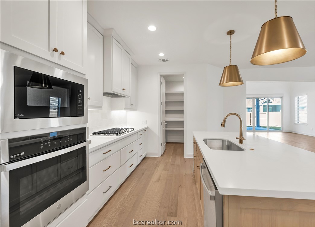 5084 Acadia Loop Bryan, TX 77802 - Photo 10 of 31 Photos depict previously completed Emma home. Selections and finishes may vary; please contact an RNL sales team for the latest information on this home.