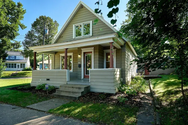 $2,195 | 894 23rd Avenue Southeast, Minneapolis, MN 55414