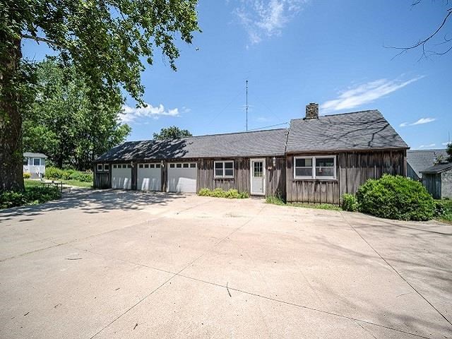 4909 West Edgewood Road Dixon, IL 61021 - Photo 24 of 96 a front view of a house with a yard