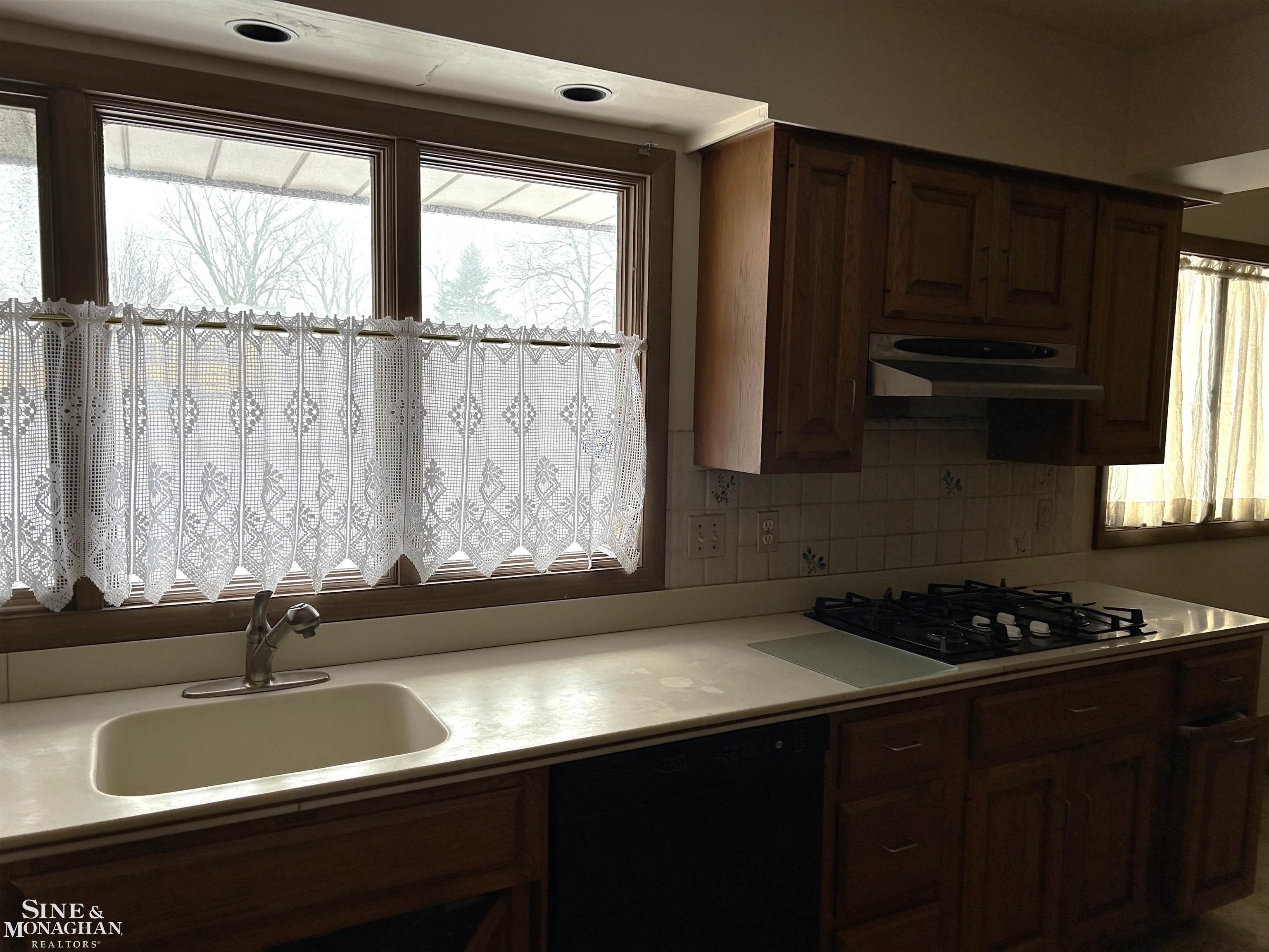 900 North Riverside Avenue St. Clair, MI 48079 - Photo 15 of 45 50132201-fb27deb7-adf5-4620-9442-13e38f5bf26f.JPG