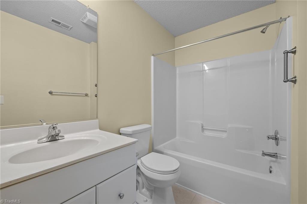 5001 Bass Chapel Road, Unit 3D Greensboro, NC 27455 - Photo 11 of 50 Full bathroom.
