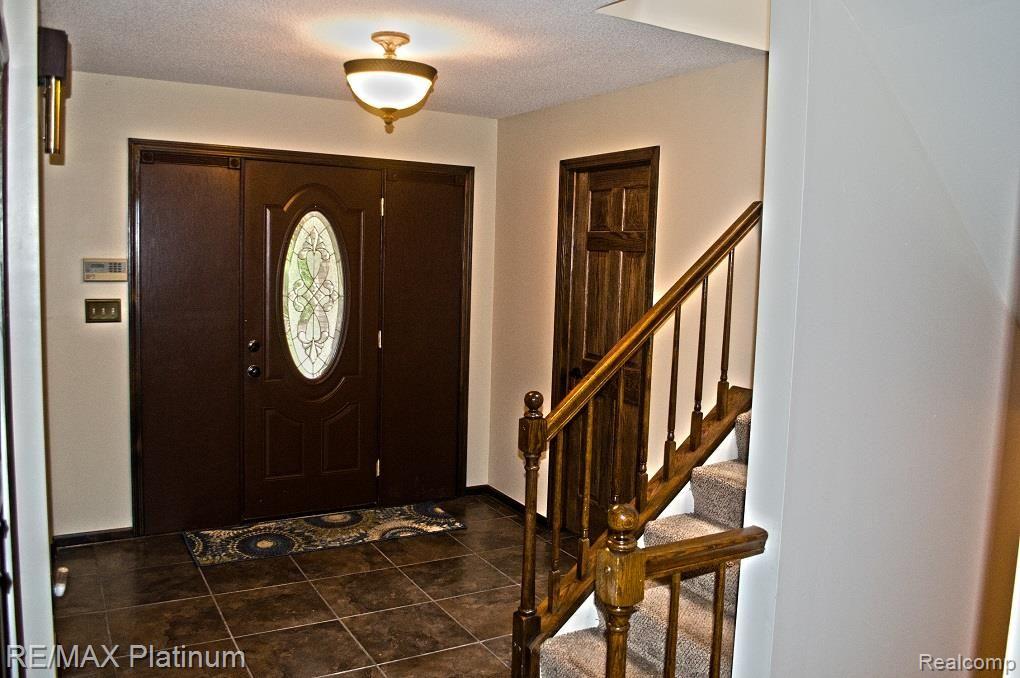 8547 Lake Road Grosse Ile, MI 48138 - Photo 5 of 17 ENTRY