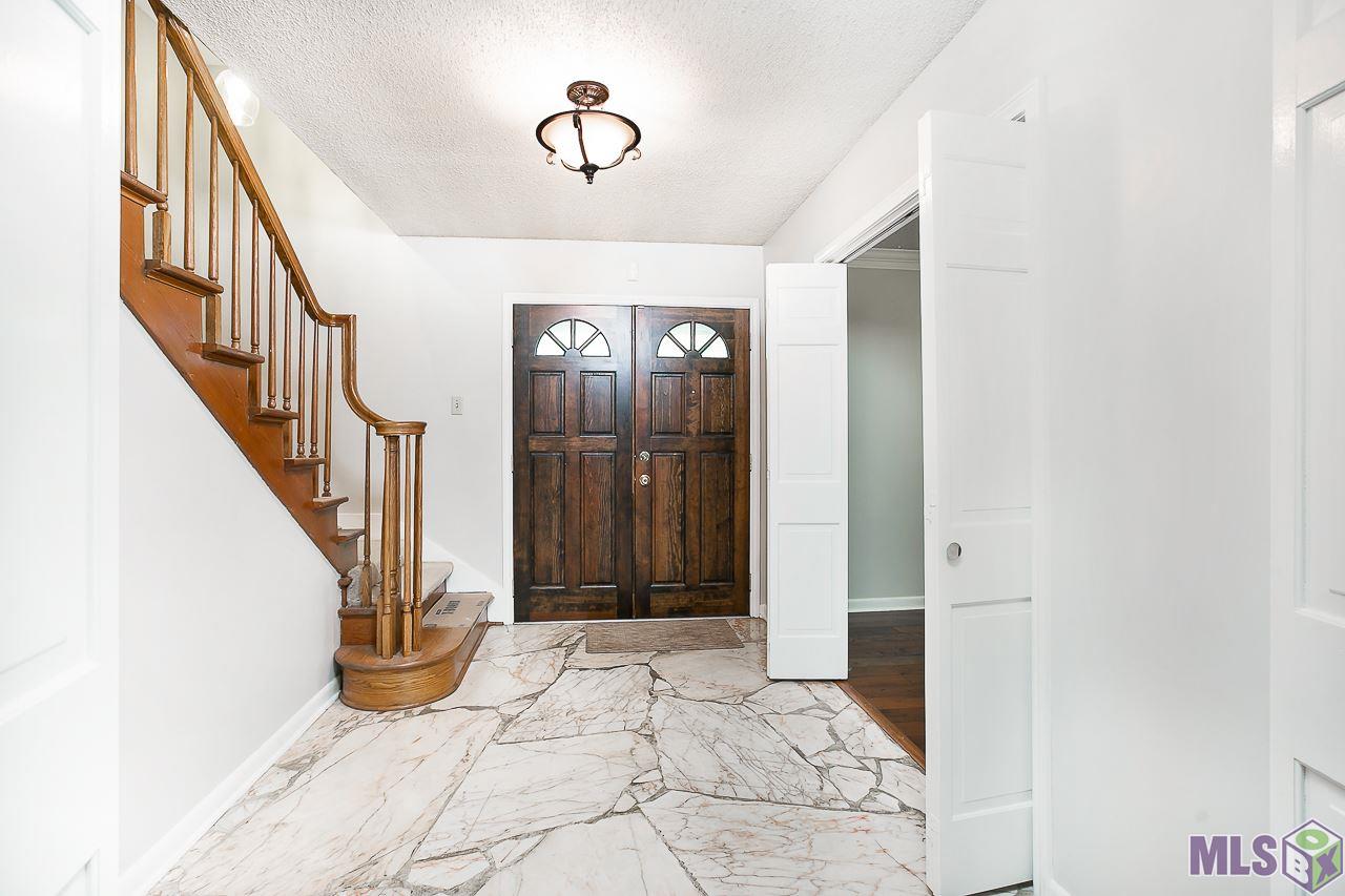 11979 Foster Road Baton Rouge, LA 70811 - Photo 4 of 27 front entry with marble flooring