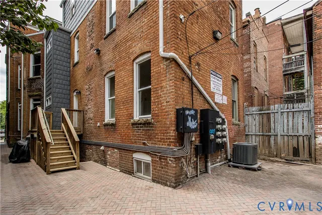 a view of a pathway along a building