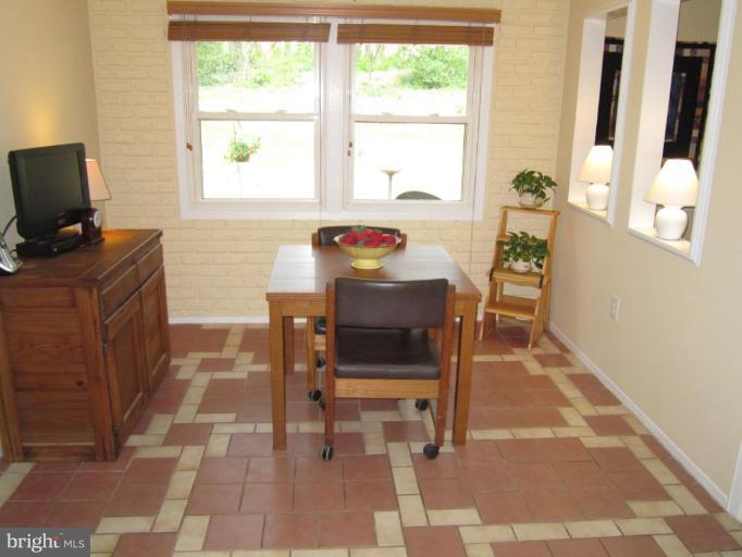9204 Lawnview Lane Laurel, MD 20708 - Photo 5 of 24 Bright and Cheery Breakfast Nook