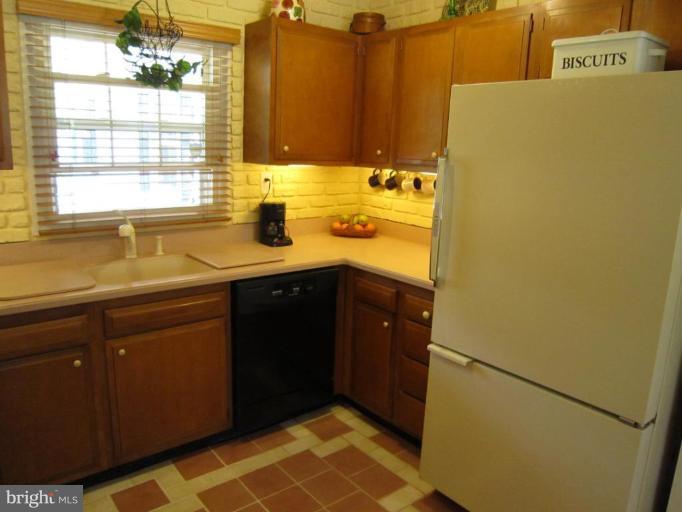 9204 Lawnview Lane Laurel, MD 20708 - Photo 7 of 24 Corian Countertops