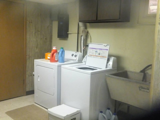 995 Ruth Drive Elgin, IL 60123 - Photo 20 of 23 a utility room with dryer and washer