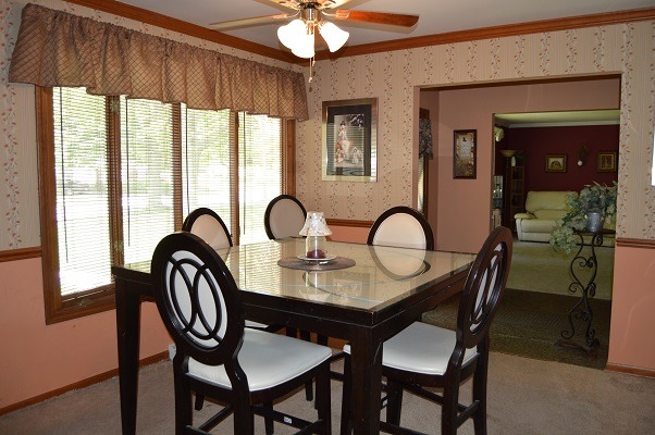 995 Ruth Drive Elgin, IL 60123 - Photo 4 of 23 a dining room with furniture and window