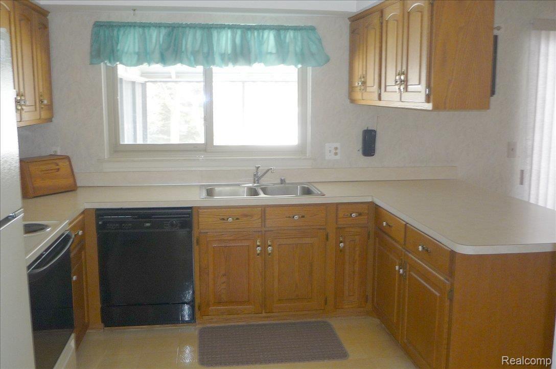 443 Merrimac Road Canton, MI 48188 - Photo 2 of 7 Kitchen