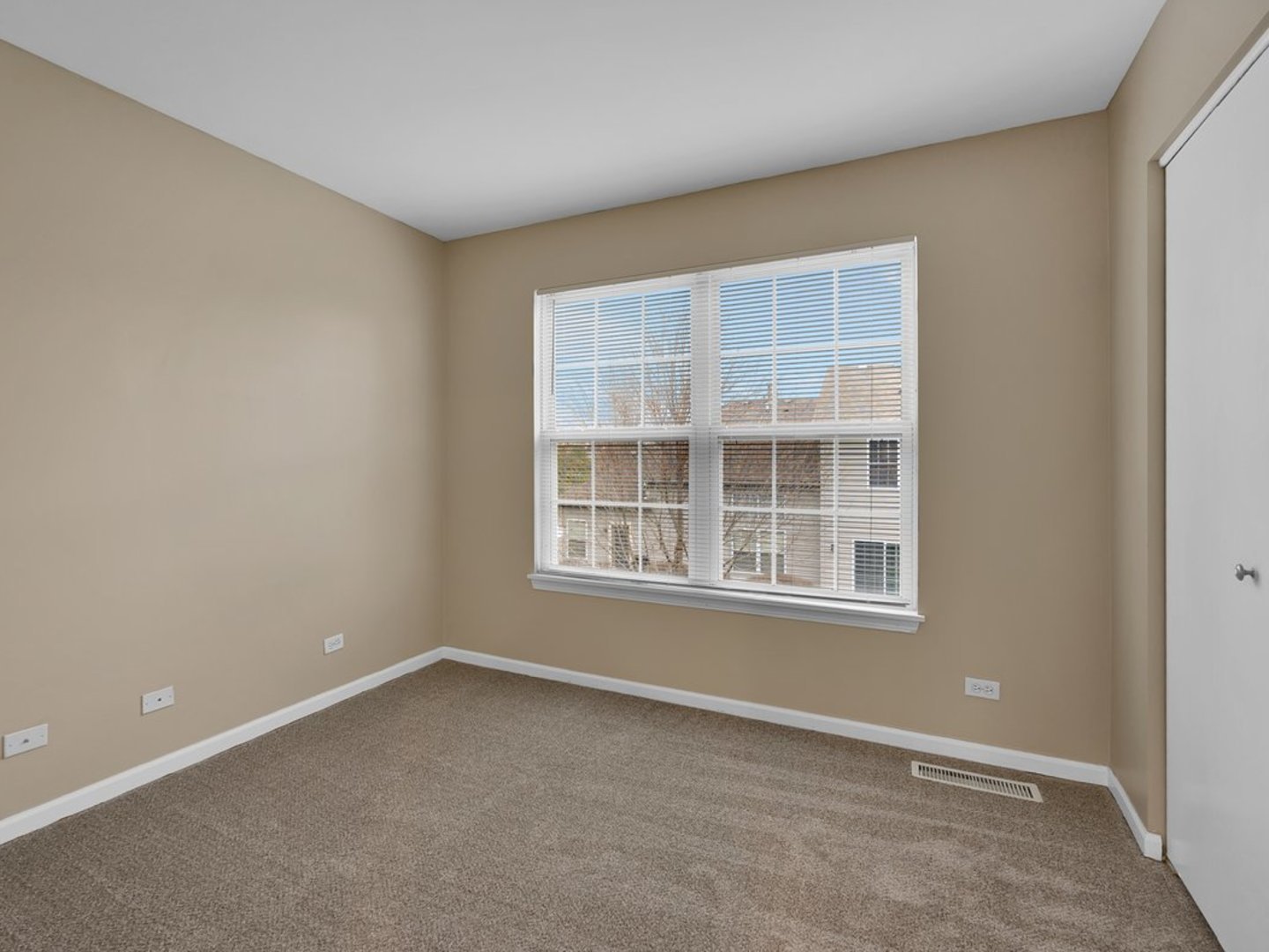 10089 Thornton Way Huntley, IL 60142 - Photo 11 of 16 an empty room with a window