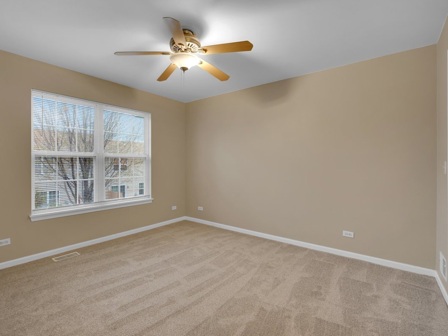 10089 Thornton Way Huntley, IL 60142 - Photo 8 of 16 an empty room with a window
