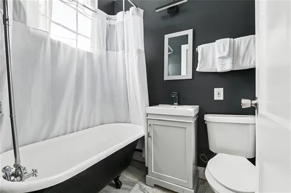 $2,590 | 1638 Clio Street, Unit 203, New Orleans, LA 70130