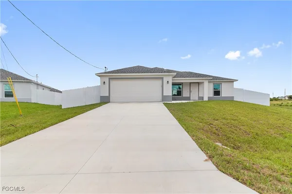 a view of house with yard and garage