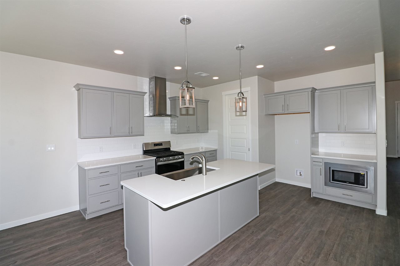 810 Rupp Avenue Palisade, CO 81526 - Photo 6 of 27 a kitchen that has a sink and a stove in it