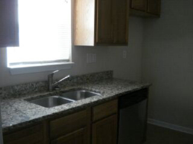 1129 Sloane Cove Foley, AL 36535 - Photo 3 of 8 kitchen2