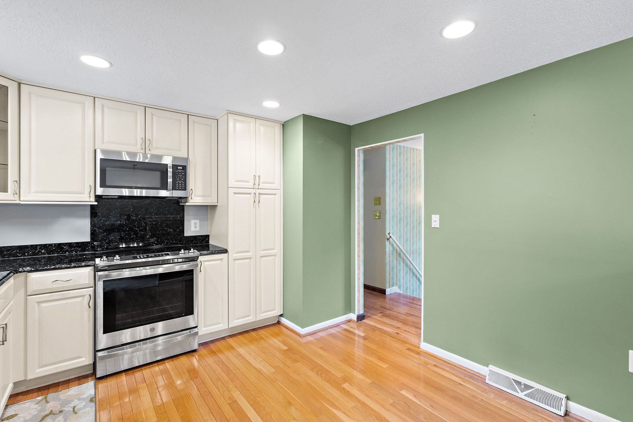 8 Roaen Drive Chelmsford, MA 01863 - Photo 9 of 39 Gallery Image 9