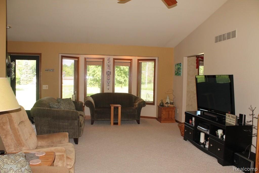 9330 Hartland Road Fenton, MI 48430 - Photo 12 of 43 IMG_5037.JPG