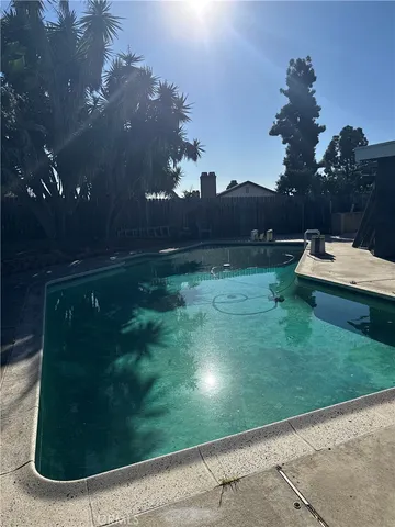 a view of a back yard