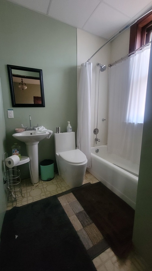 505 Paddock Avenue Ashton, IL 61006 - Photo 17 of 31 a bathroom with a toilet a sink and bathtub