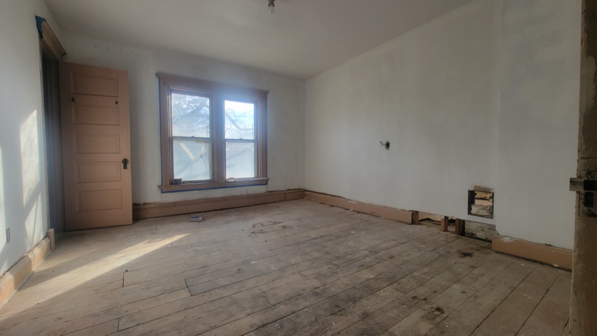 505 Paddock Avenue Ashton, IL 61006 - Photo 29 of 31 an empty room with windows