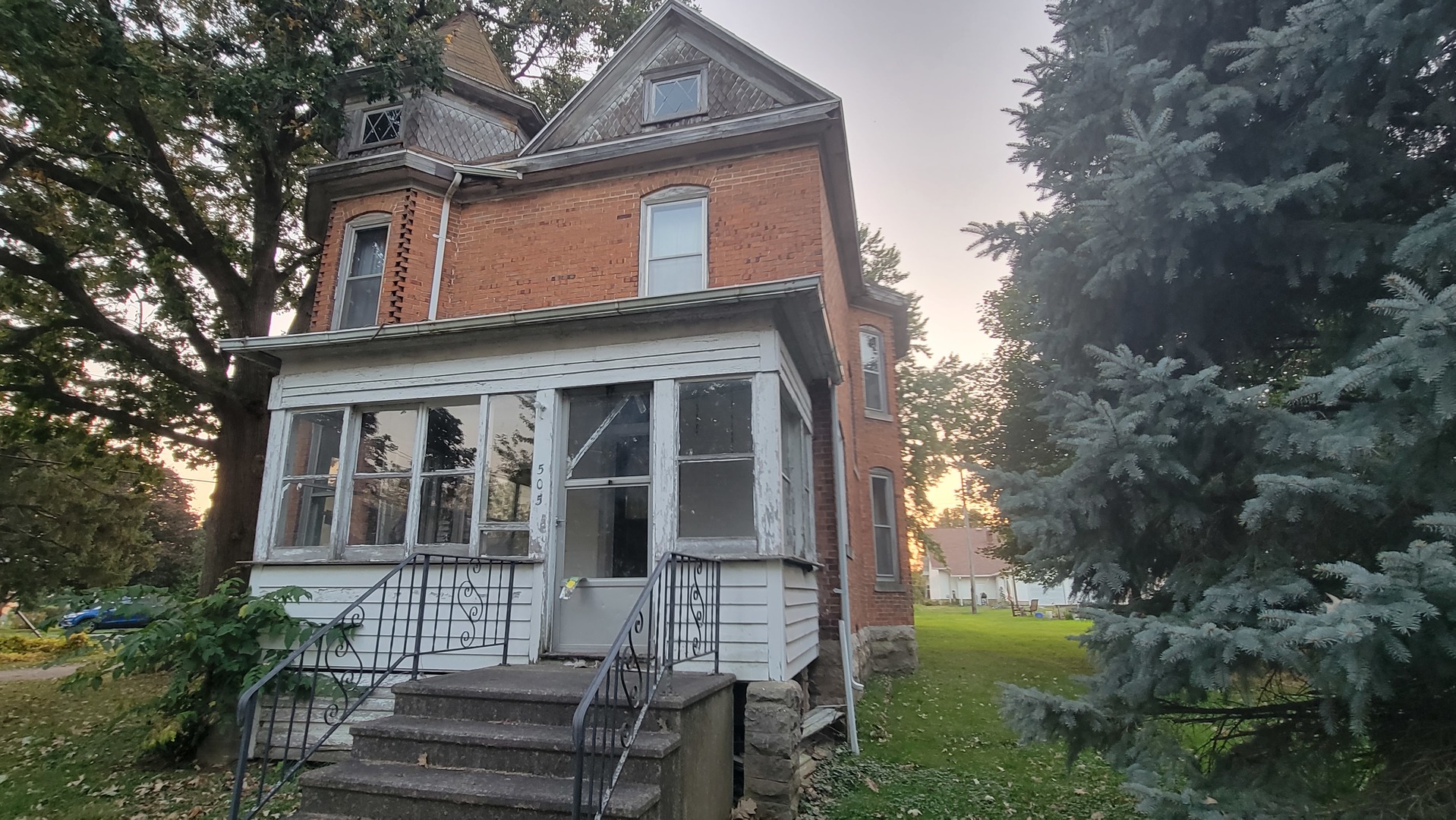 505 Paddock Avenue Ashton, IL 61006 - Photo 3 of 31 a front view of a house with garden