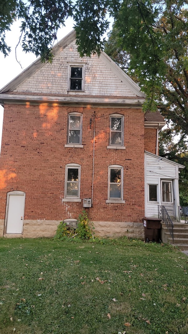 505 Paddock Avenue Ashton, IL 61006 - Photo 5 of 31 a front view of a house with garden