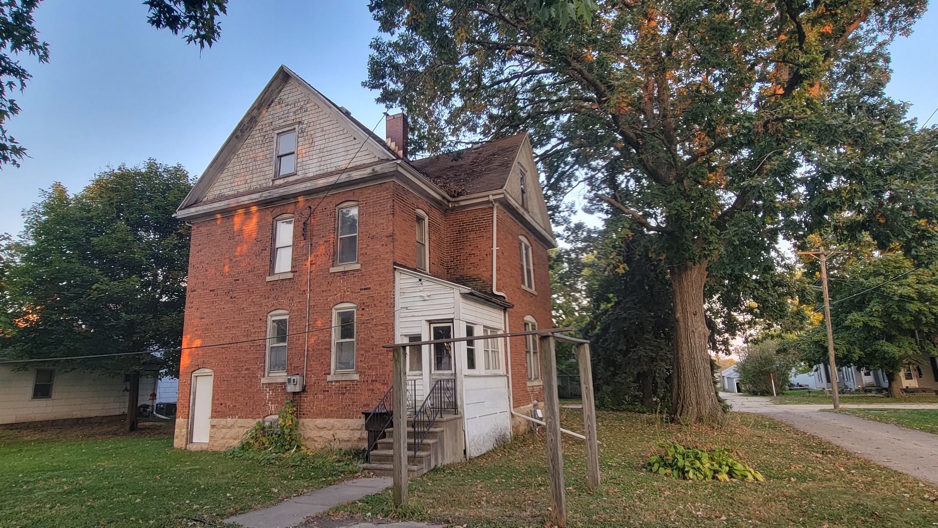 505 Paddock Avenue Ashton, IL 61006 - Photo 6 of 31 a front view of a house with a yard