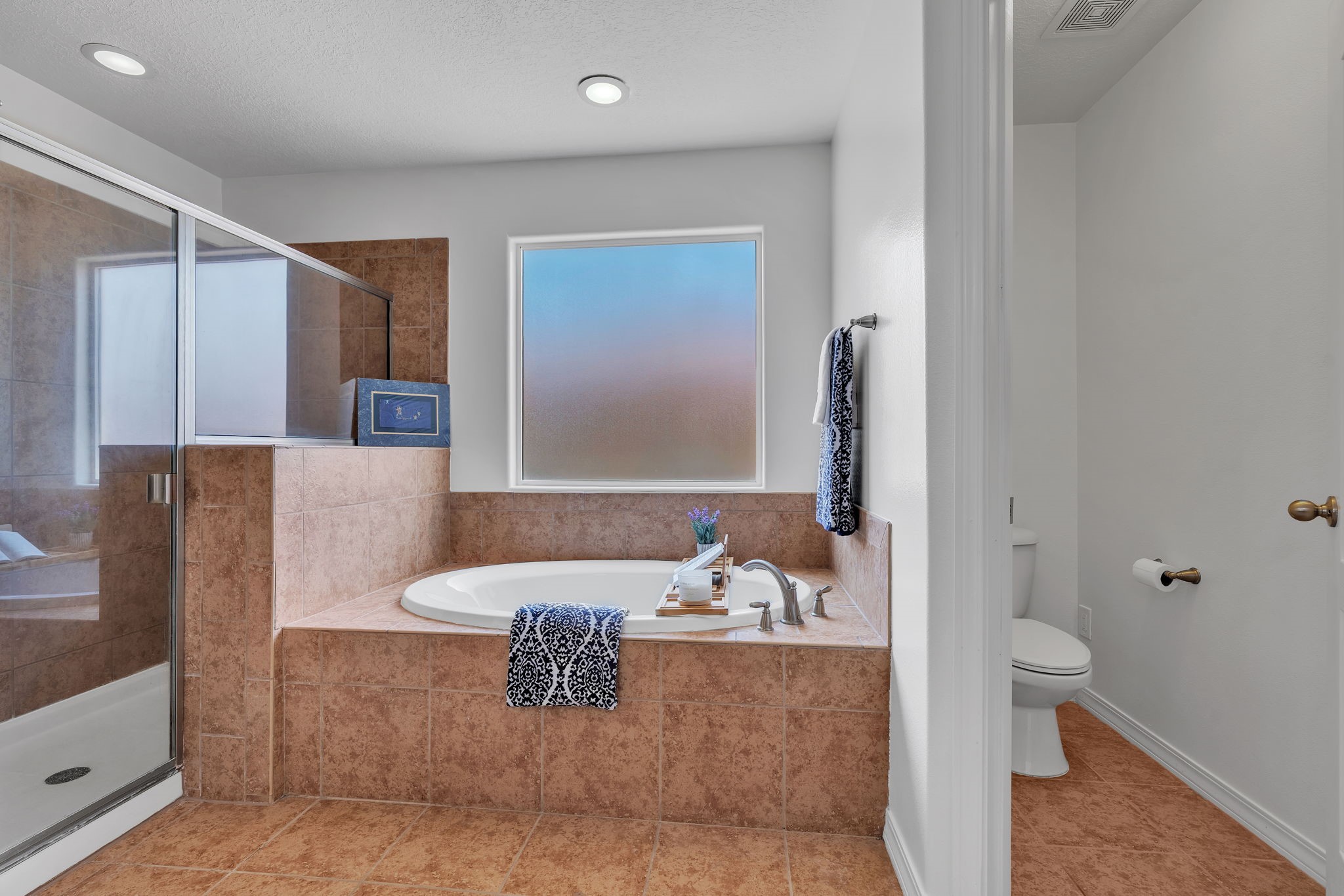 6914 Wrangell Loop Northeast Rio Rancho, NM 87144 - Photo 33 of 61 Primary Bathroom