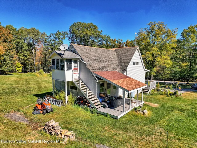 a view of a back yard