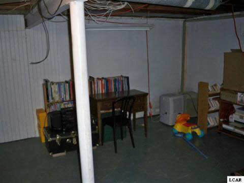 833 Addison Street Adrian, MI 49221 - Photo 6 of 8 20023186-5.JPG