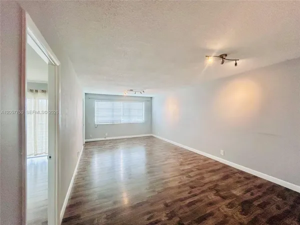 $2,100 | 2300 Park Lane, Unit 201, Hollywood, FL 33021