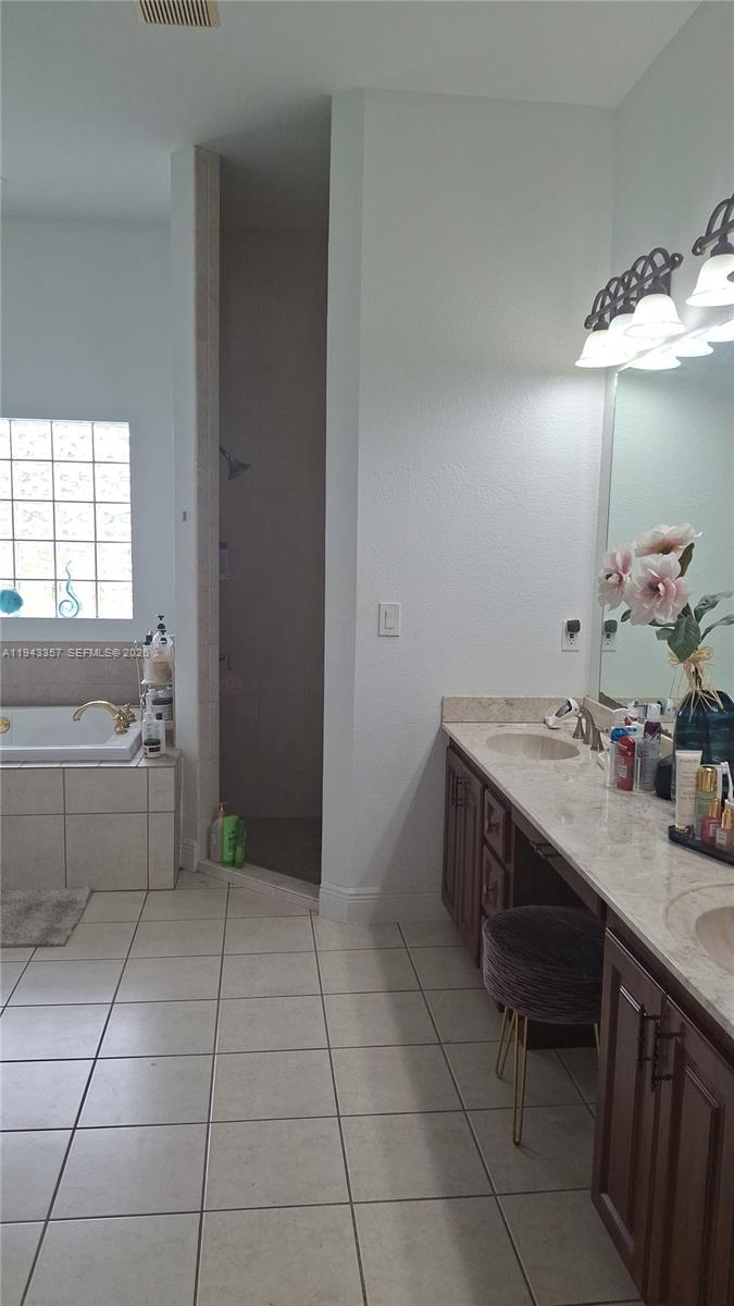 1034 Bayberry Loop Clewiston, FL 33440 - Photo 20 of 38 a bathroom with a sink vanity and tub