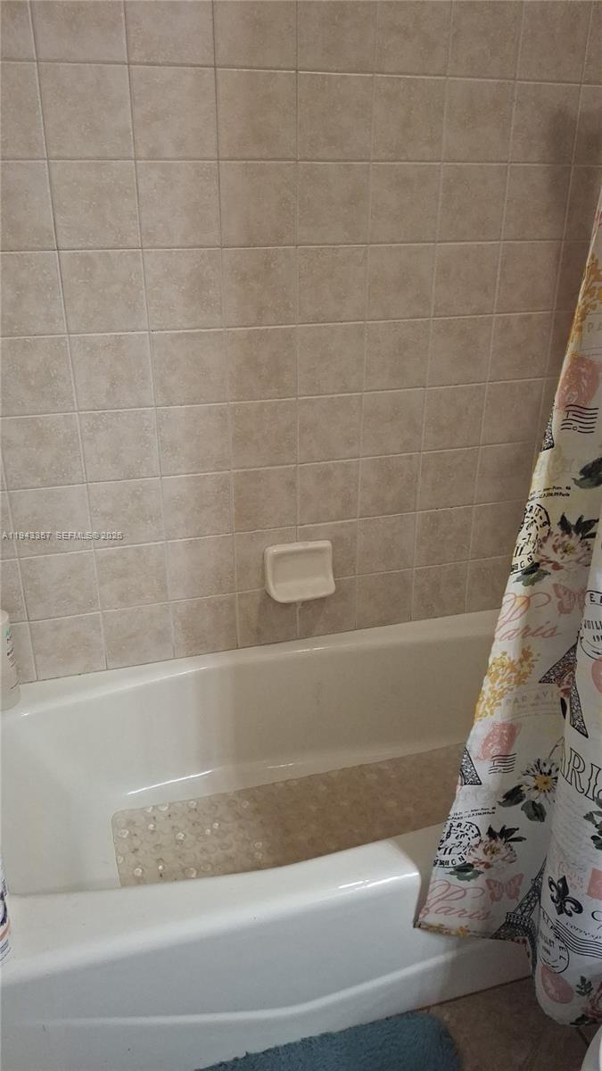 1034 Bayberry Loop Clewiston, FL 33440 - Photo 21 of 38 a bathroom with a bathtub