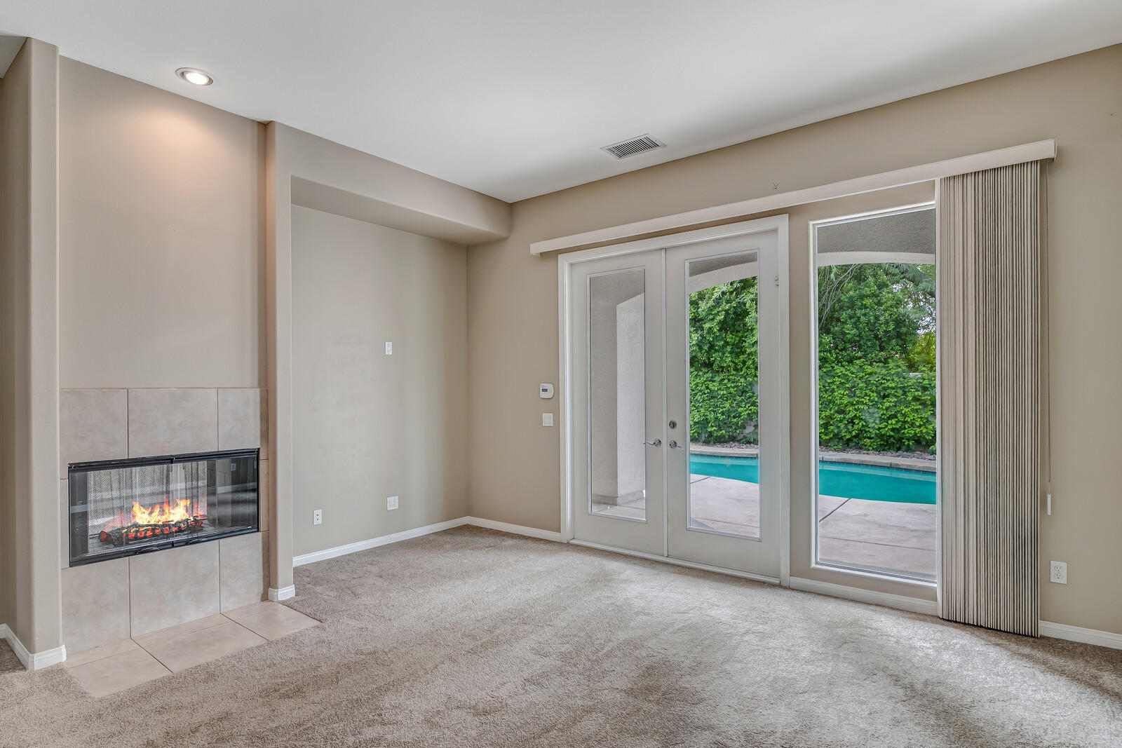 Family room w/fireplace