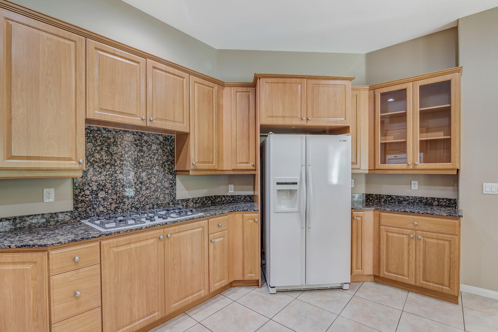 17 Provence Way Rancho Mirage, CA 92270 - Photo 8 of 30 Ample cabinetry