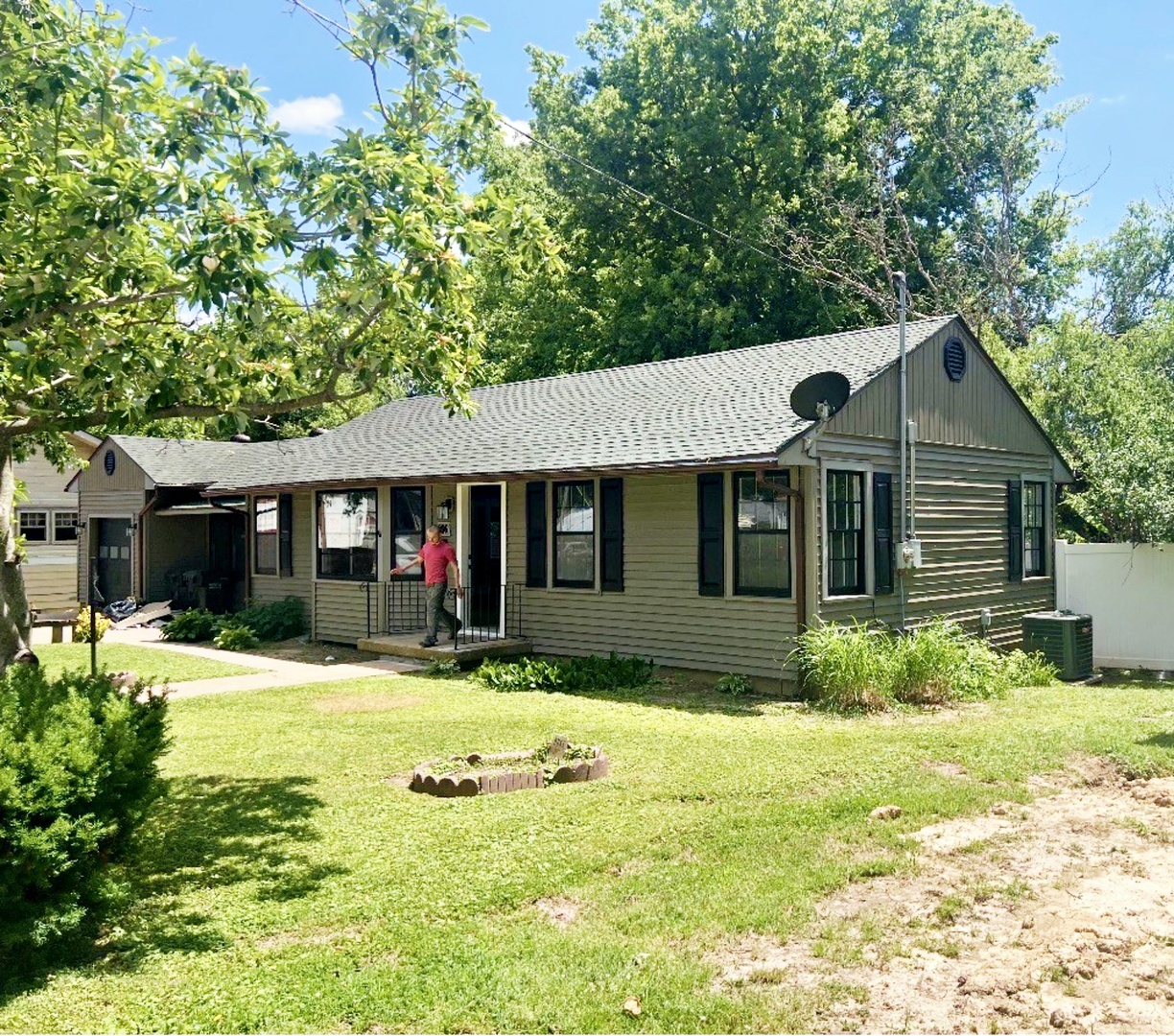 206 East 5th Street Metropolis, IL 62960 - Photo 20 of 33 a front view of a house with a yard