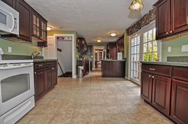 86 Barber Road Framingham, MA 01702 - Photo 5 of 13 Gallery Image 5